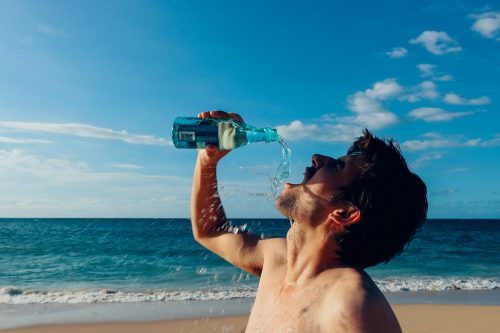 水を飲む男性の写真